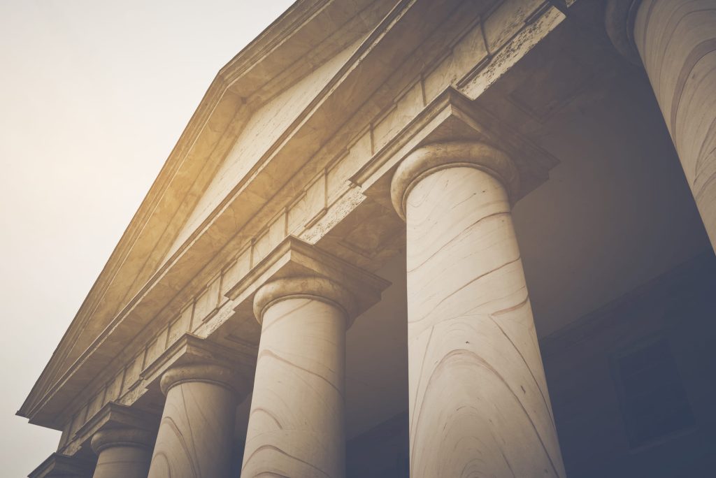 Англійський наказ про стягнення заборгованості з третьої особи: як він працює, і коли англійські суди мають юрисдикцію