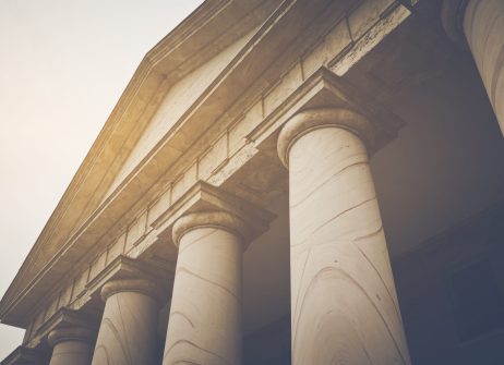 Англійський наказ про стягнення заборгованості з третьої особи: як він працює, і коли англійські суди мають юрисдикцію