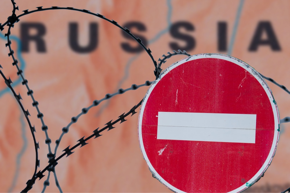 Юридические вопросы принудительного исполнения судебных решений или признанных государством арбитражных решений с использованием российских активов, арестованных или замороженных государствами.